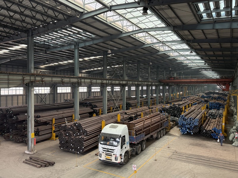 Large scale pipe fitting beveling and end-prep machineries