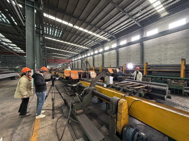 Heavy-duty hydraulic press and hot-forming machine footprint